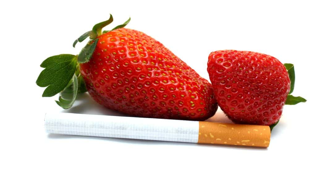 morango e cigarro. aditivos em cigarros são usados para atrair jovens