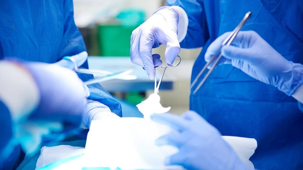 Paciente sendo operado na sala de cirurgia. Cirurgia bariátrica não é solução definitiva para obesidade