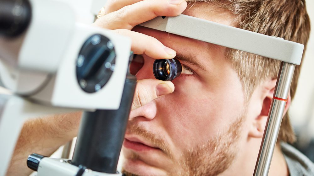 Silencioso, glaucoma atinge 1 milhão de pessoas no Brasil rapaz faz exame de visão. incidência do glaucoma no país é de 1 milhão de pessoas
