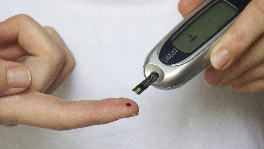 Um em cada dez brasileiros tem alto risco de desenvolver diabetes Teste de diabetes realizado a partir de uma picada no dedo indicador.