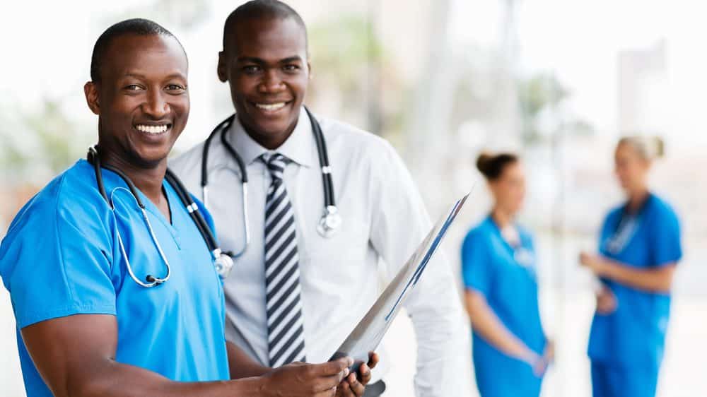 médicos sorrindo. mais médicos estrangeiros são a solução para a saúde?