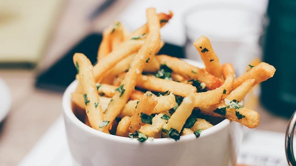 Pote com batatas fritas. Literatura sobre colesterol é controversa