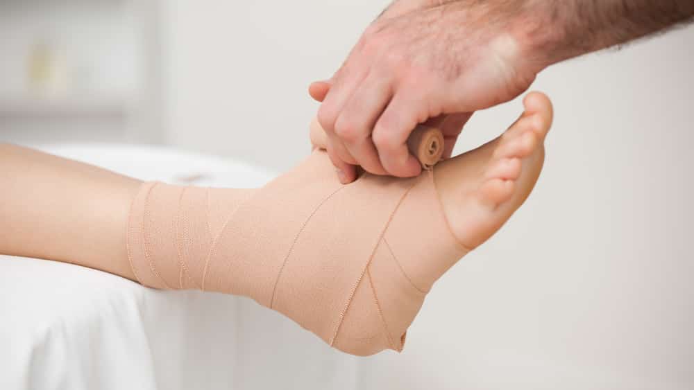 A luxação é o deslocamento das extremidades dos ossos que compõem uma articulação, provocando dor intensa, limitação nos movimentos, inchaços e hematomas.