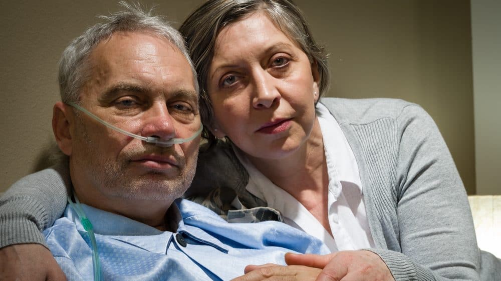 Obstrução pulmonar crônica | Artigo homem faz uso de oxigênio ao lado da esposa. Oxigenoterapia é indicada para casos de obstrução pulmonar crônica