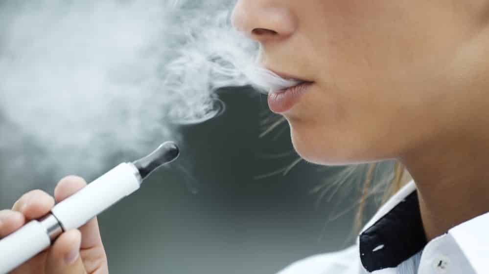 O cigarro eletrônico | Artigo close de mulher fumando cigarro eletrônico