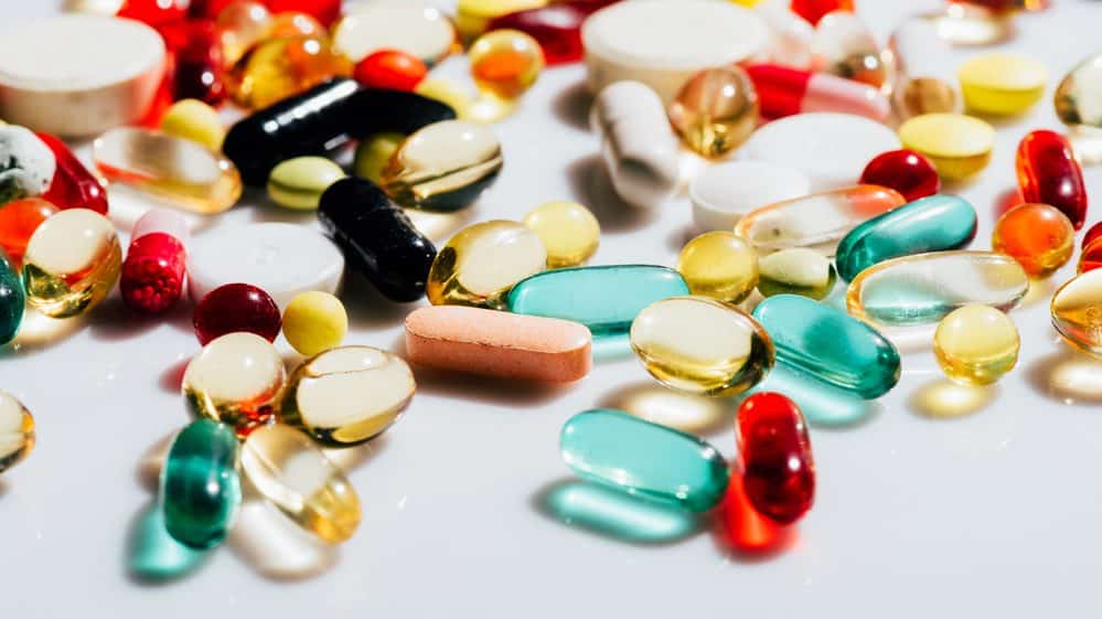 comprimidos de vitaminas dispostos sobre uma mesa