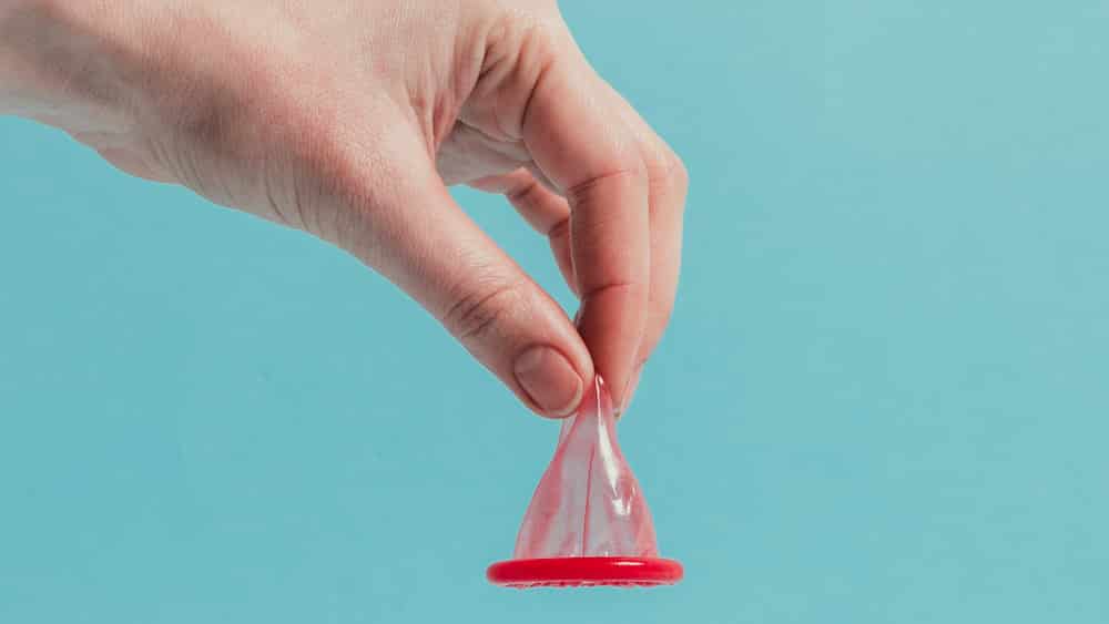 Segundo psicóloga, jovens pensam em camisinha somente para se prevenir de uma gravidez indesejada, mas se esquecem das infecções sexualmente transmissíveis, como sífilis, HPV e gonorreia.