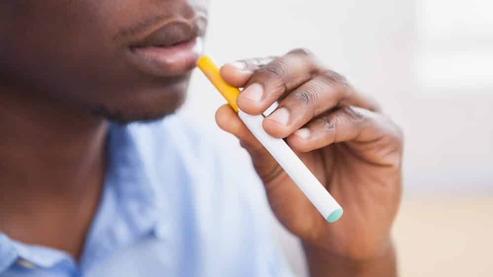Estudo aponta que cigarros eletrônicos podem ser ineficazes close de homem fumando cigarro eletrônico