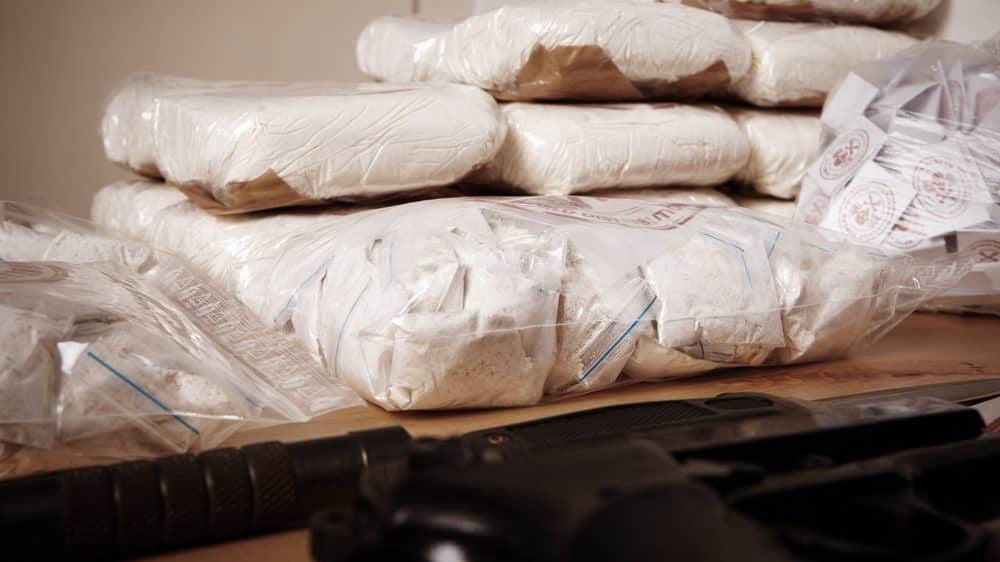 pacotes de drogas apreendidas. guerra às drogas gera efeito balão, sem efeito na diminuição do consumo