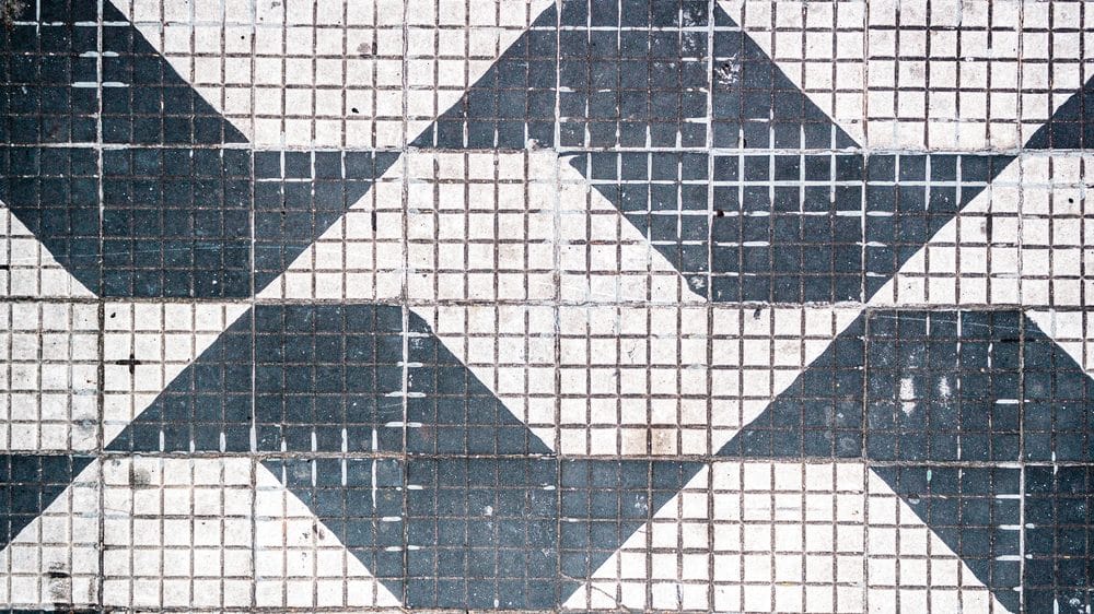 calçada de São Paulo, com desenho do estado. a cidade vê epidemia de crack