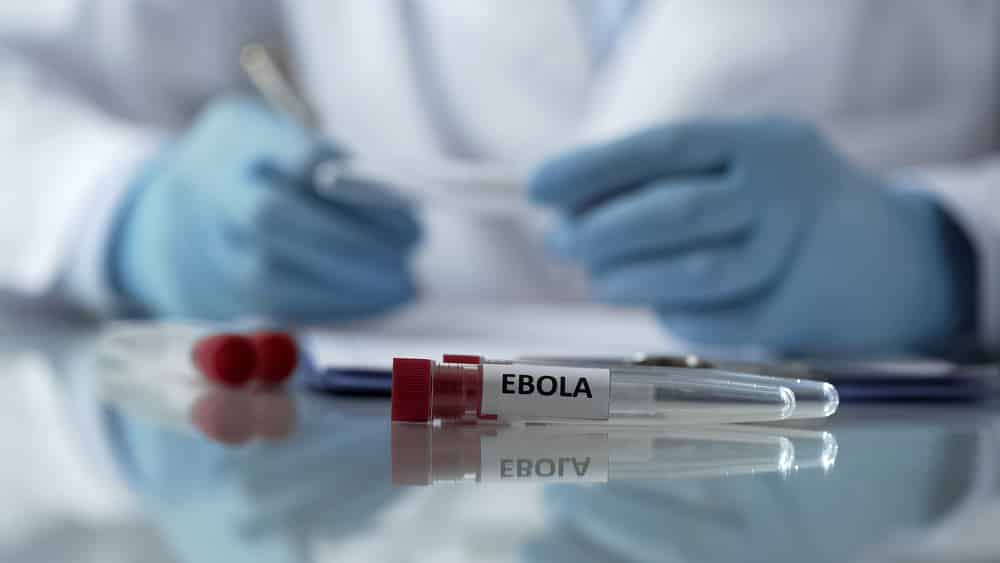 Ebola | Artigo pesquisador com frasco do vírus ebola, estudando os efeitos da epidemia de ebola
