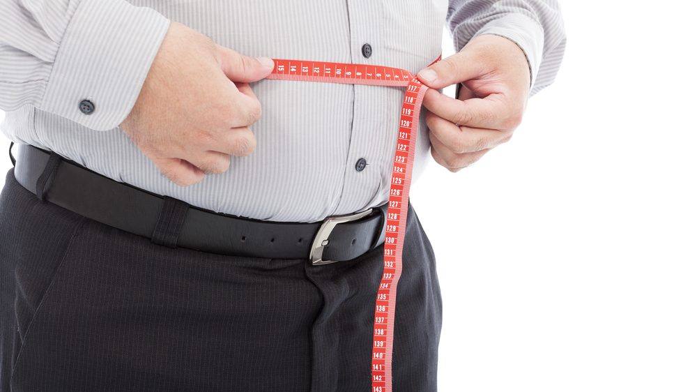 homem com gordura abdominal medindo a circunferência abdominal