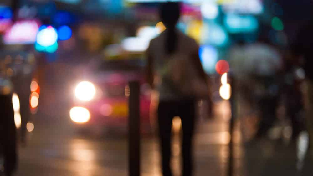 imagem fora de foco de mulher na rua. felicidade de margô foi passageira