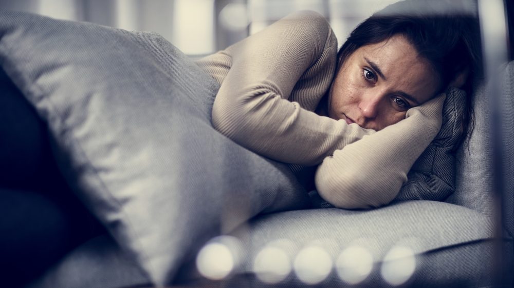 mulher deprimida deitada no sofá. depressão é uma das principais causas de incapacitação