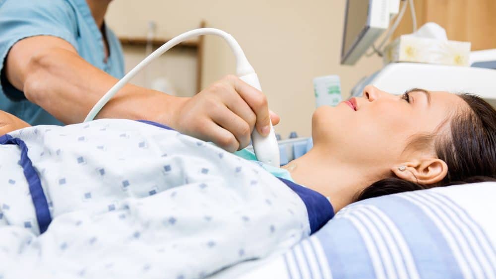 Epidemia de ultrassons | Artigo mulher se submete à ultrassom de tireoide. Hoje há uma epidemia de ultrassons que leva a cirurgias desnecessárias