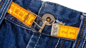 Gordura abdominal aumenta risco de morte súbita Fita métrica na calça jeans
