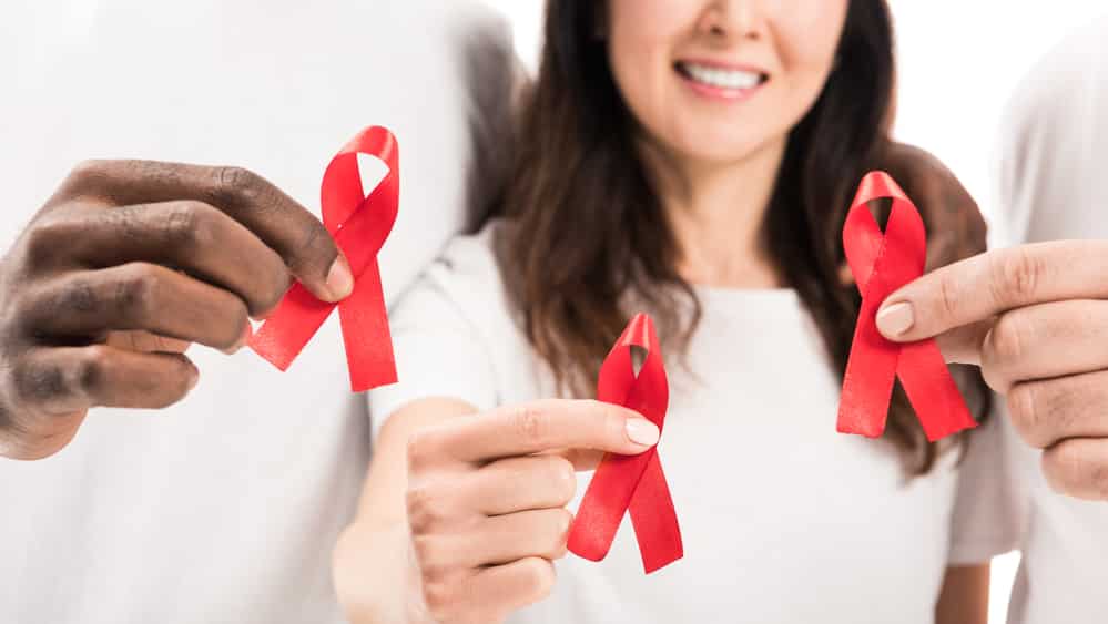 As mulheres que vivem com o HIV enfrentam muitos problemas. Em geral, dependem financeiramente dos homens que as infectaram ou precisam ganhar a vida para sustentar seus filhos.
