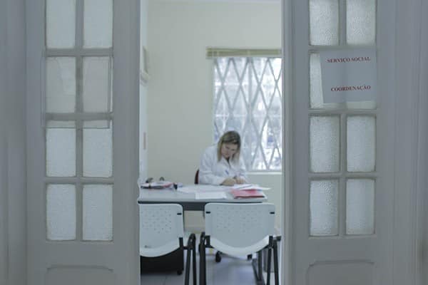 A assistente social Sue Ellen, do Instituto Pró-Queimados, na primeira sala por que os atendidos passam ao chegar na ONG.