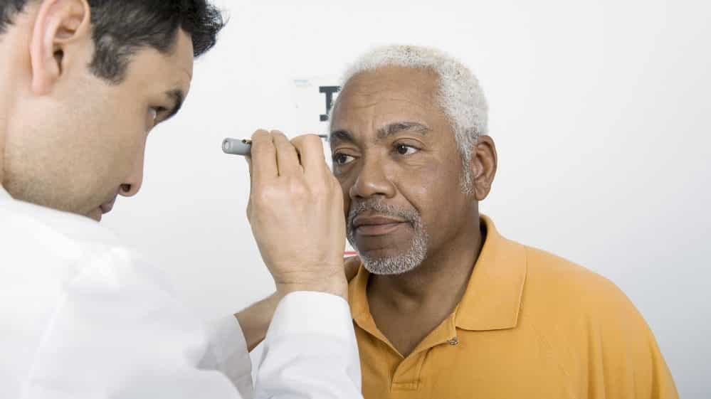 médico examina a visão de paciente