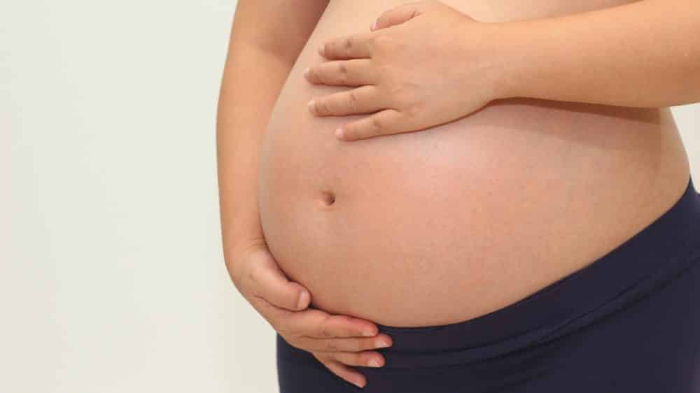 close em barriga de gestante. obesidade pré-natal traz sérios riscos à saúde