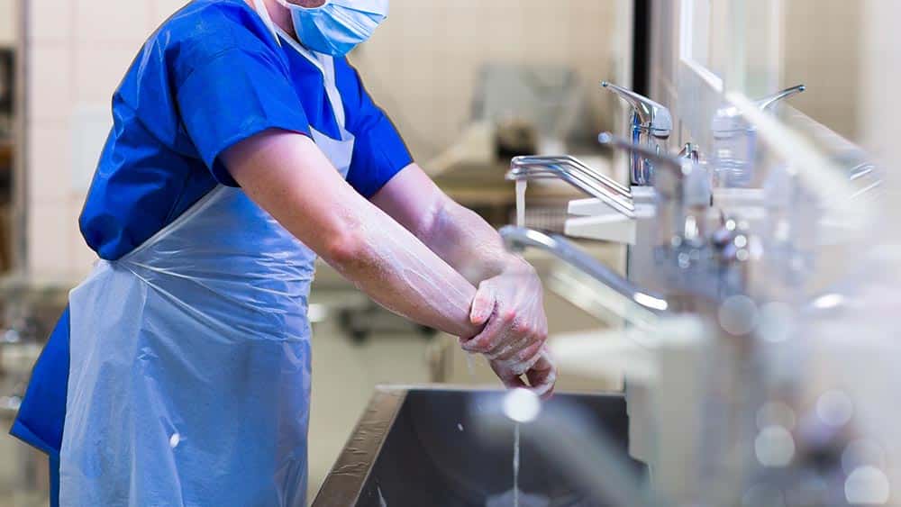 Brasil tem cerca de 670 mil casos de sepse por ano Médico com avental lavando as mãos antes de cirurgia.
