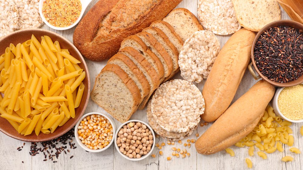 seleção de alimentos com glúten, como macarrão e pão