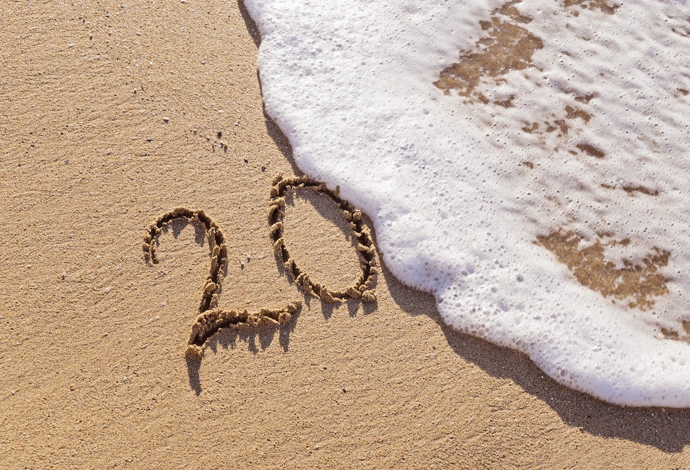 água do mar apaga inscrição do ano que se inicia com 20. Começo de ano é época em que muitos querem perder peso