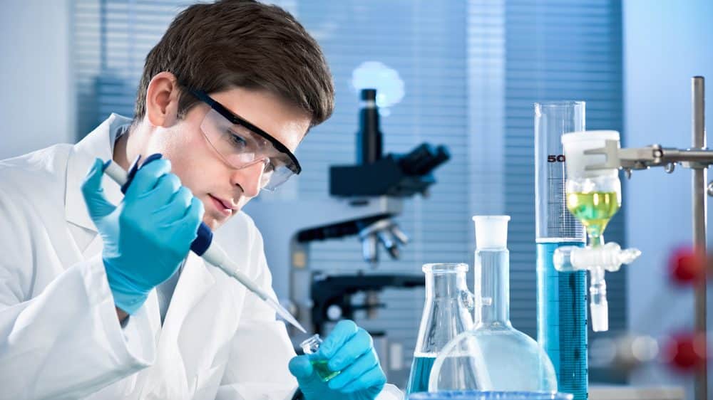 pesquisador usa pipeta em laboratório, pesquisando a sequência crispr