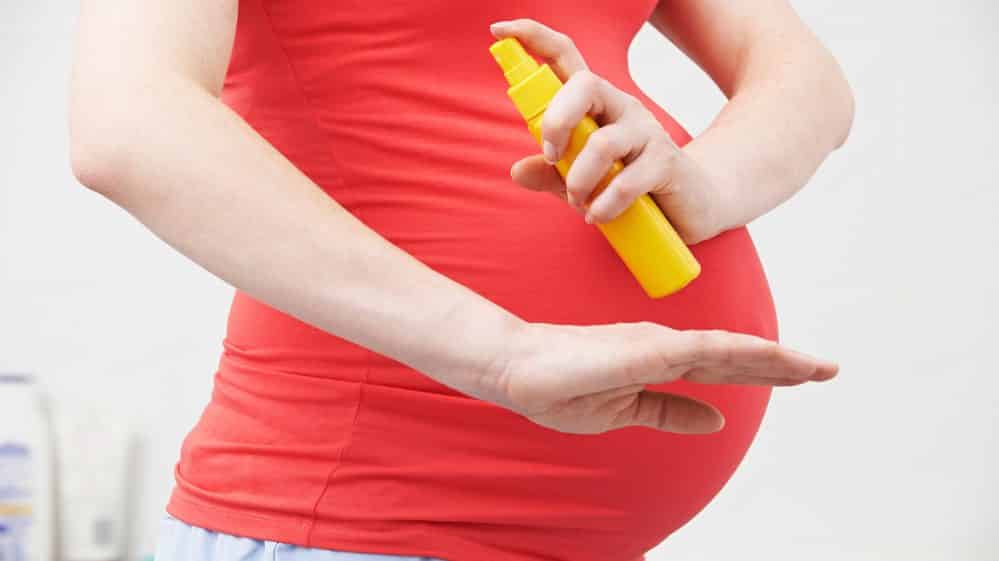 Zika | Artigo Mulher grávida passa repelente para evitar contrair zika