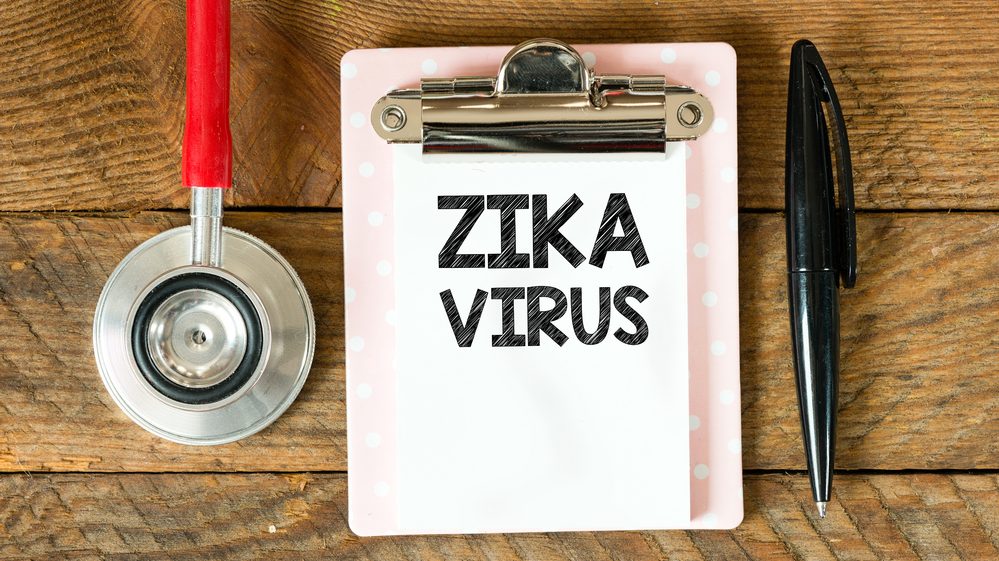 papel com inscrição zika virus, com caneta e estetoscópio ao lado. CDC lança recomendações sobre zika