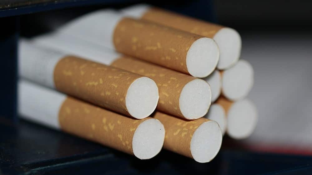 Pilha de cigarros.
