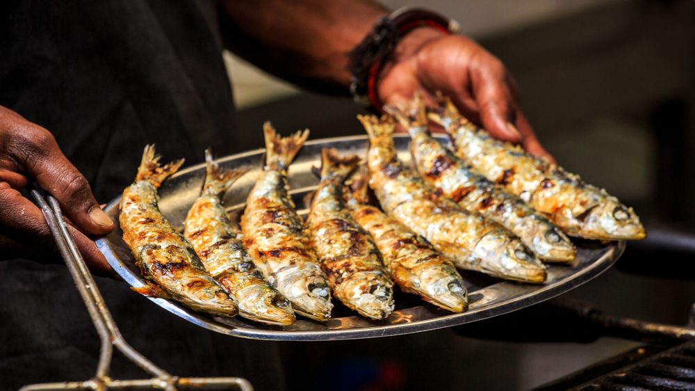sardinhas grelhadas em bandeja. Vitamina B12 é essencial para a manutenção dos ossos
