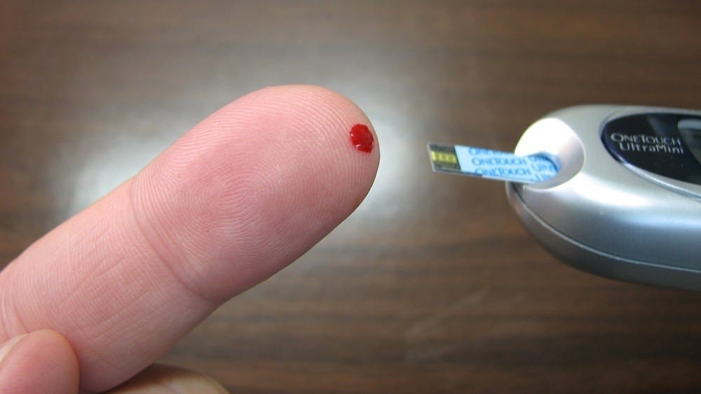 Paciente faz teste de diabetes com um pequeno furo no dedo.