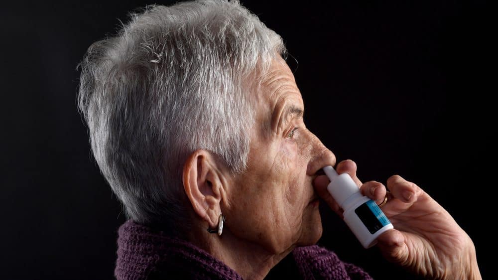 mulher passa descongestionante nasal. Descongestionantes nasais podem causar sérios danos à saúde