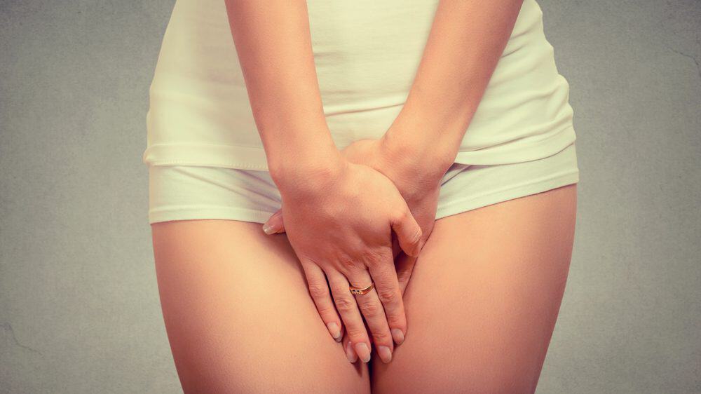 Odor vaginal: Por que ainda o tememos? close em mulher com mão na vagina. odor vaginal constrange muitas mulheres