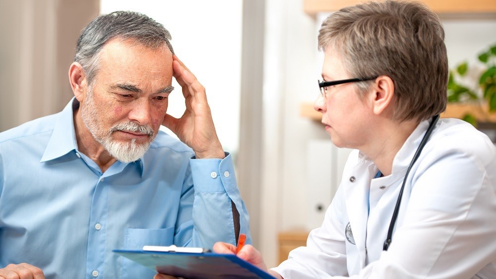 Homens são relapsos em relação à própria saúde Médica conversando com paciente homem.