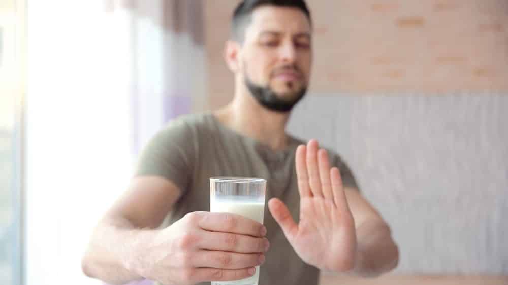 homem rejeita copo de leite. modismos na dieta vão e voltam