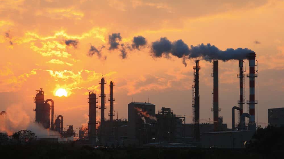 poluição de fábrica com por do sol ao fundo. poluição e demência têm relação