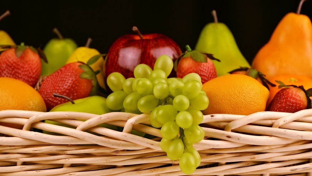 Cesta de frutas. O consumo de frutas e outros vegetais traz benefícios à saúde