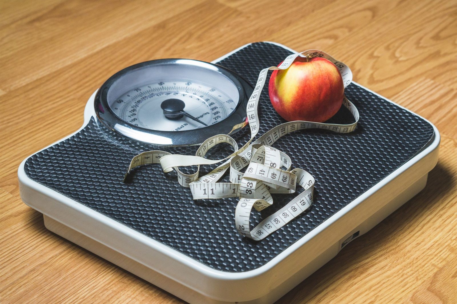 Balança e fita métrica. Obesidade e câncer têm relação