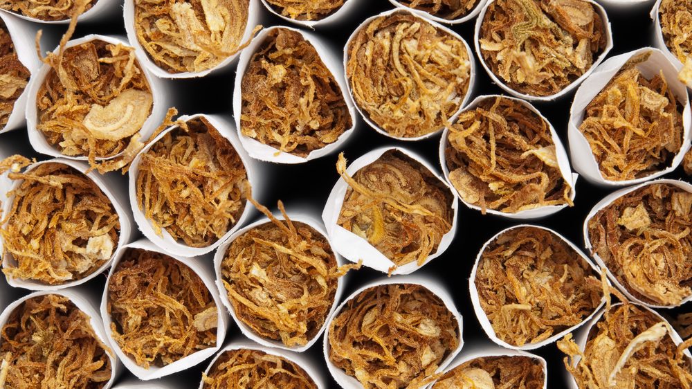 cigarros empilhados. veja a prevalência mundial do fumo