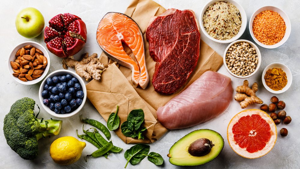alimentos balanceados e crus dispostos sobre uma mesa. dieta e câncer estão relacionados