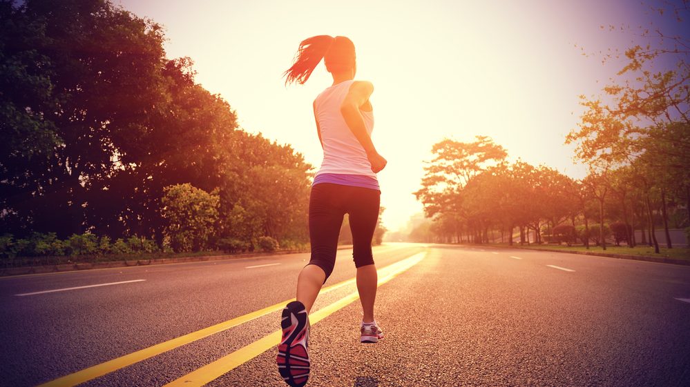 Exercícios e emagrecimento | Artigo mulher corre com por do sol ao fundo.Exercícios físicos e alimentação balanceada são essenciais para um emagrecimento saudável