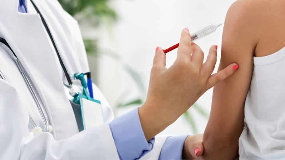 médica aplica vacina em criança. sábios antivacinais espalham mentiras sobre as vacinas