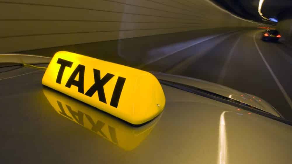 O humor de dona Cida | Artigo luminoso de táxi em túnel. dona cida descobriu a traição do marido taxista