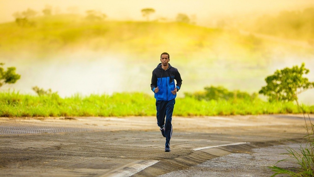 Homem caminhando ao ar livre.