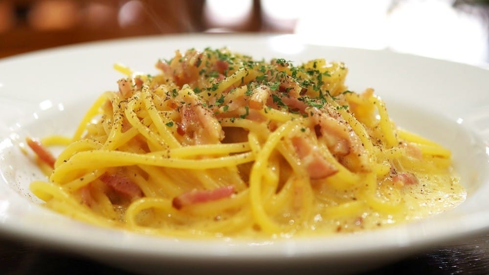 Prato de macarrão. Dieta com gordura e carboidratos não aumenta mortalidade