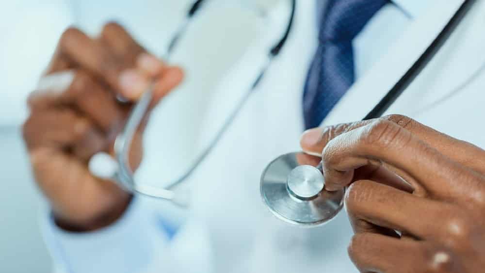 Médico segurando estetoscópio. Dr.Drauzio analisa a medicina 50 anos depois de formado