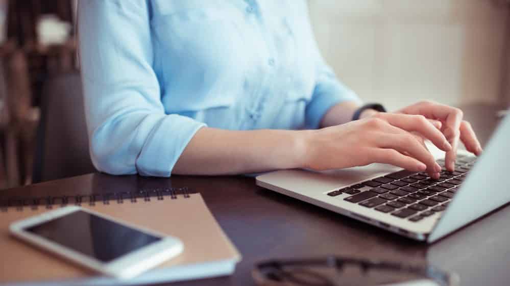 mulher trabalha no computador. o avanço da tecnologia nos faz trabalhar mais