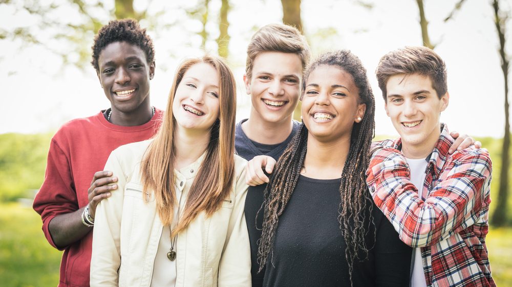 grupo de adolescentes. Adolescência vai cada vez até mais tarde